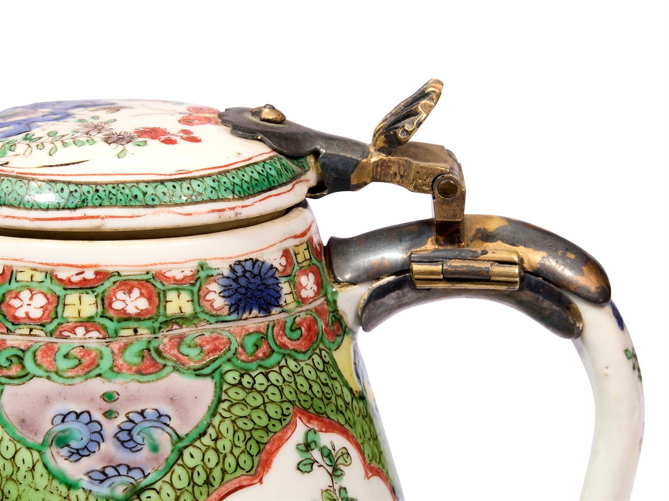 A PAIR OF CHINESE FAMILLE VERTE BARREL­SHAPED TANKARDS AND COVERS, QING DYNASTY - Image 2 of 6