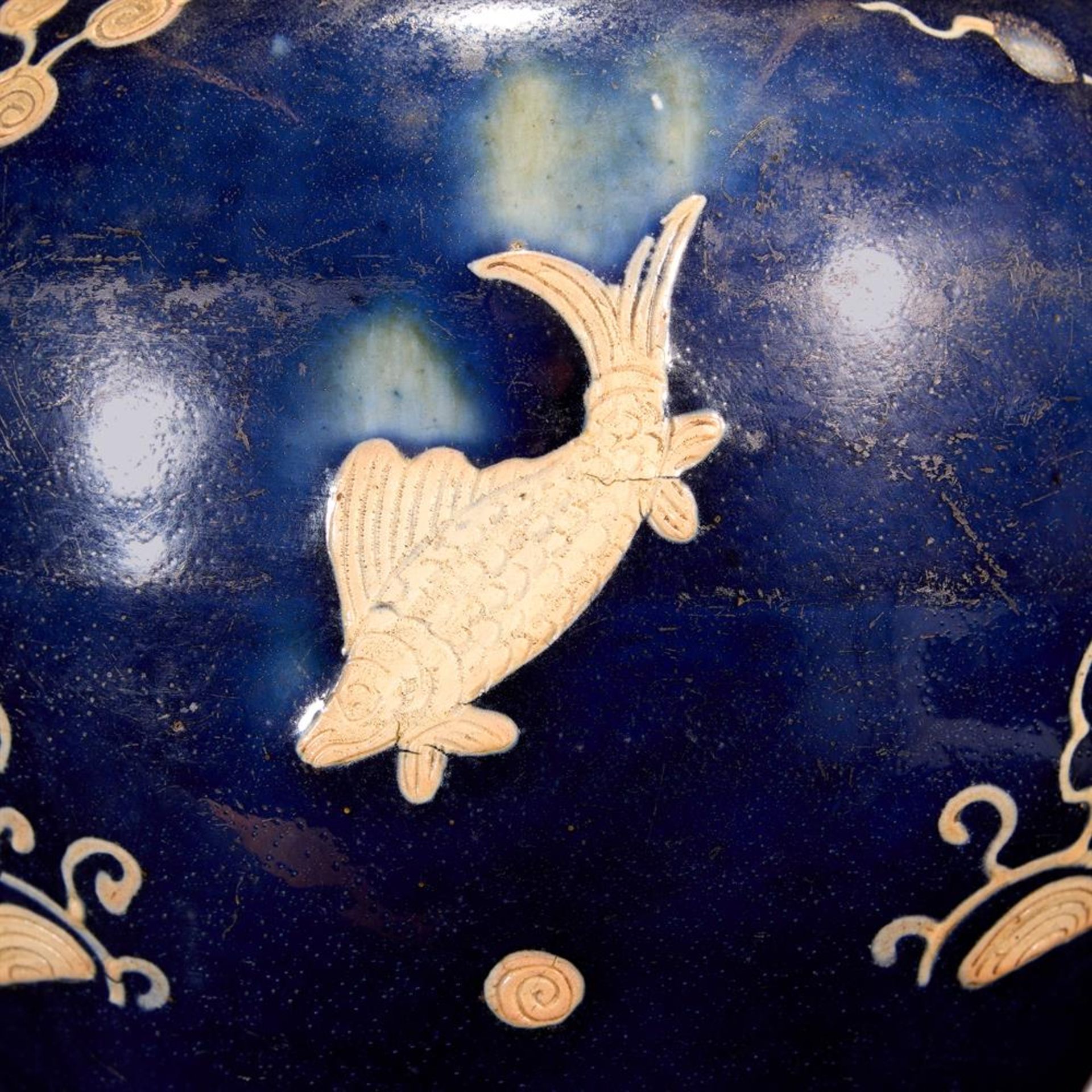 A CHINESE BLUE-GROUND 'FISH' JAR, MING DYNASTY - Image 2 of 4