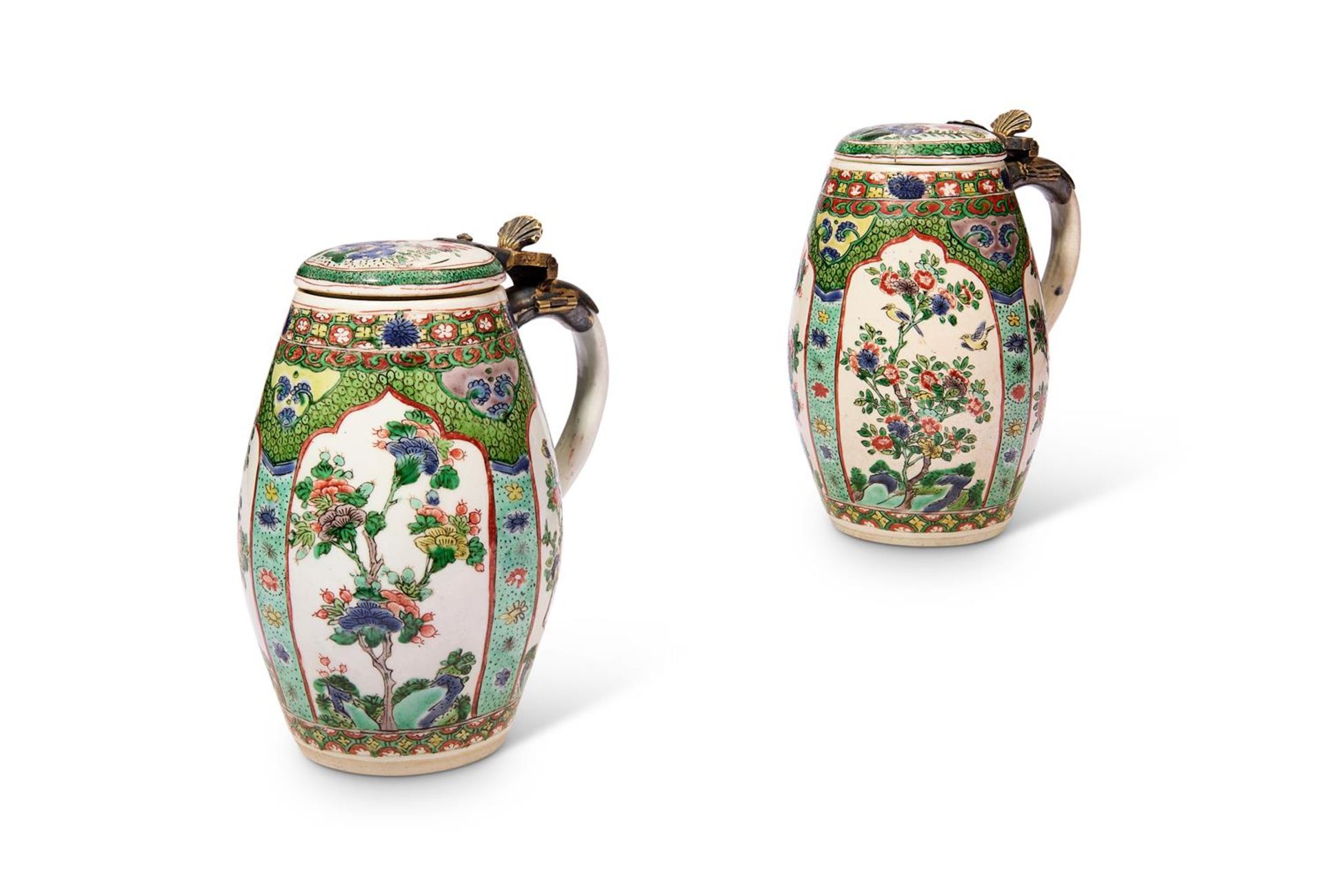 A PAIR OF CHINESE FAMILLE VERTE BARREL­SHAPED TANKARDS AND COVERS, QING DYNASTY