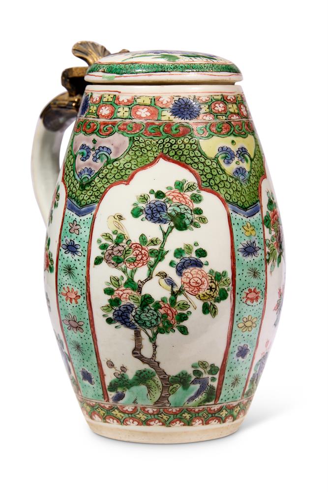 A PAIR OF CHINESE FAMILLE VERTE BARREL­SHAPED TANKARDS AND COVERS, QING DYNASTY - Image 3 of 6