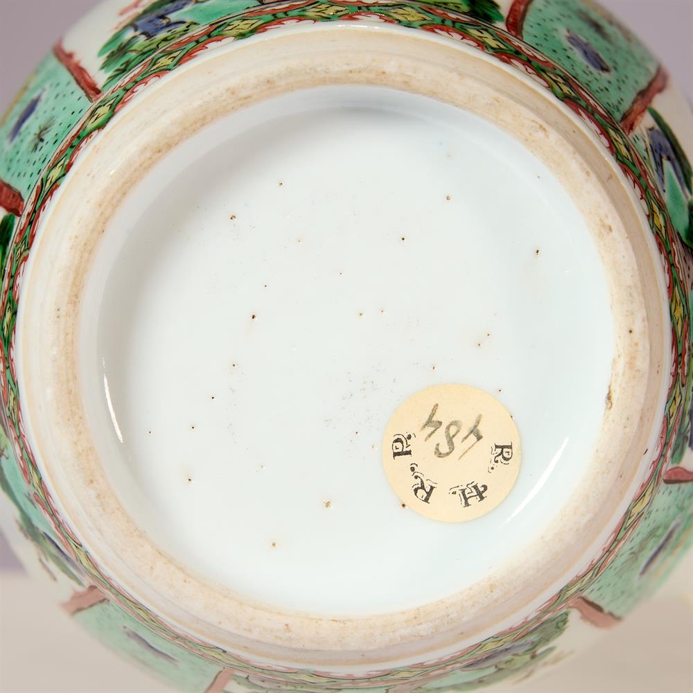 A PAIR OF CHINESE FAMILLE VERTE BARREL­SHAPED TANKARDS AND COVERS, QING DYNASTY - Image 5 of 6