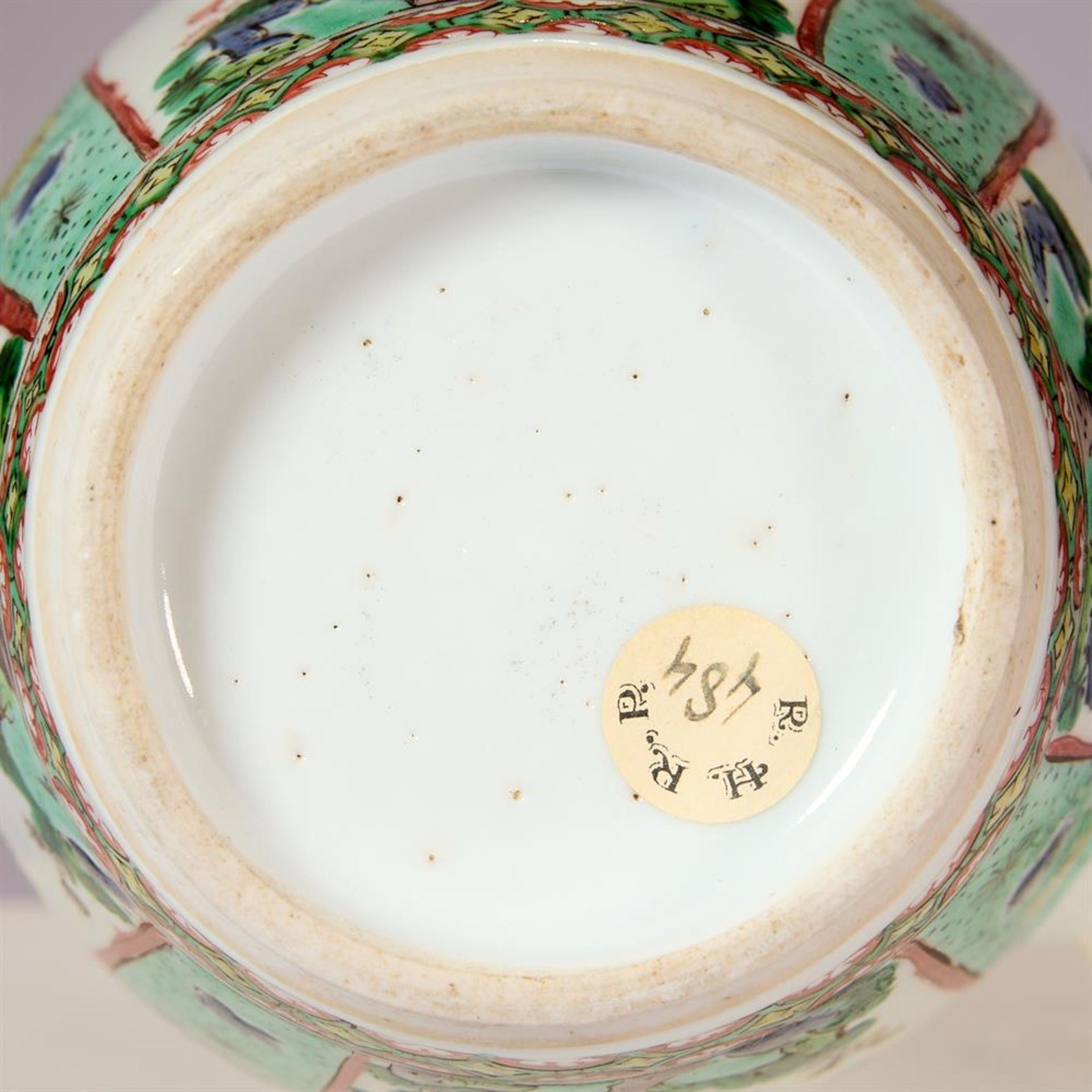 A PAIR OF CHINESE FAMILLE VERTE BARREL­SHAPED TANKARDS AND COVERS, QING DYNASTY - Image 5 of 6