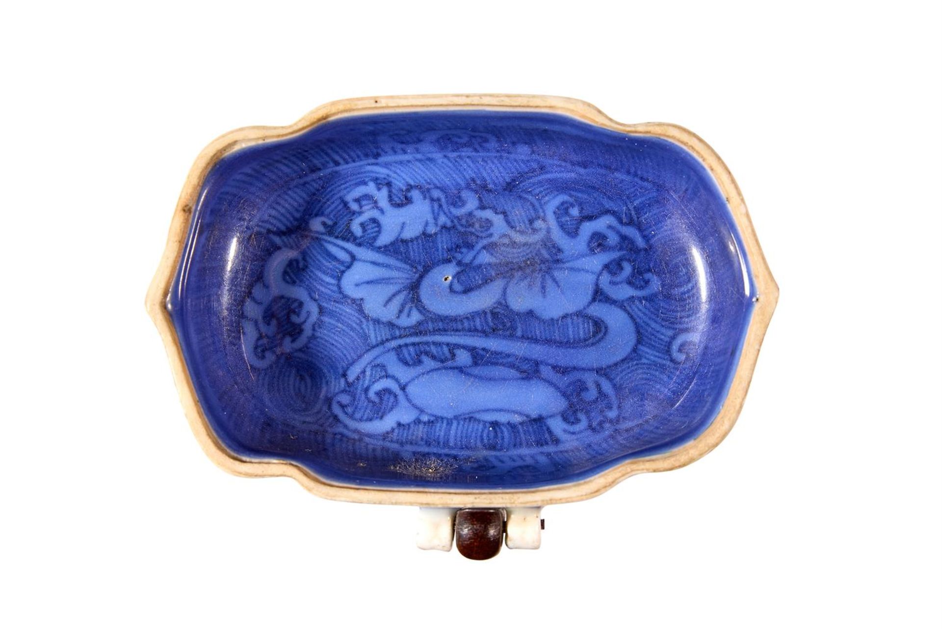 A CHINESE BLUE AND WHITE BIRD FEEDER, MING DYNASTY - Image 3 of 4