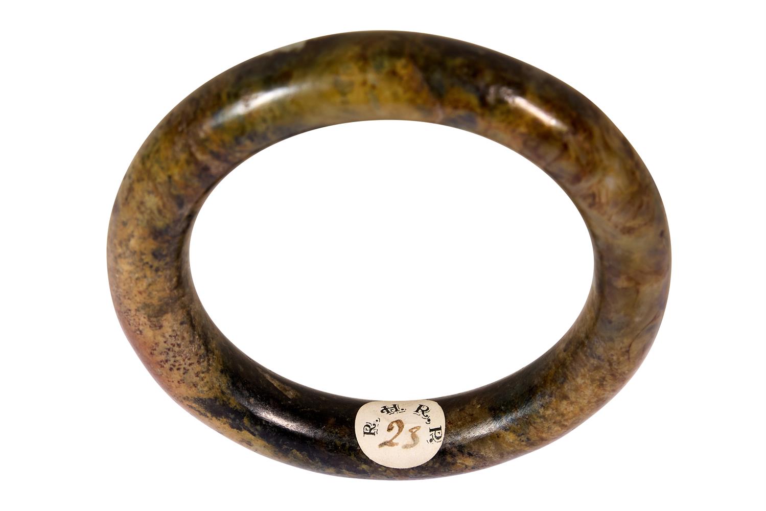 A CHINESE GREEN-GREY AND BLACK JADE BANGLE, QING DYNASTY (1644-1911) - Image 3 of 4