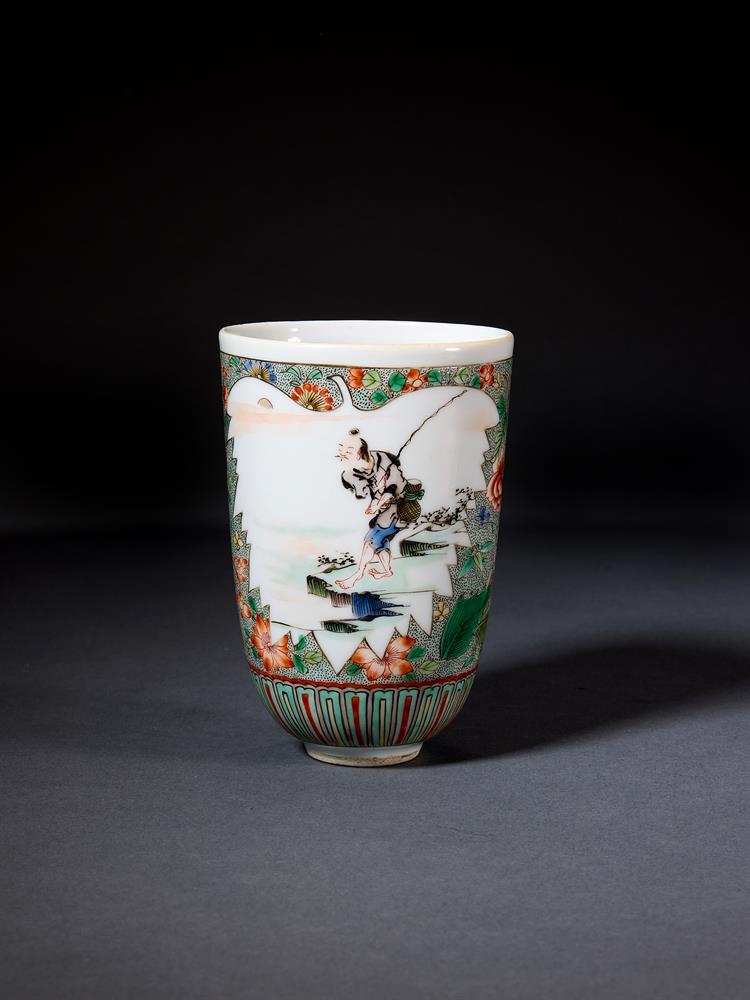 A CHINESE FAMILLE VERTE 'FISHERMAN' BEAKER, QING DYNASTY - Bild 2 aus 5