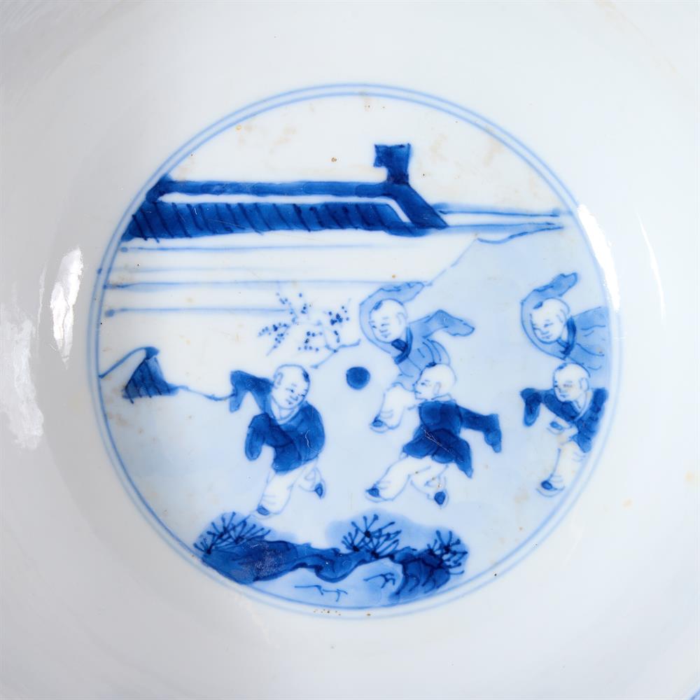 A CHINESE BLUE AND WHITE DEEP CIRCULAR BOWL, QING DYNASTY - Image 4 of 5