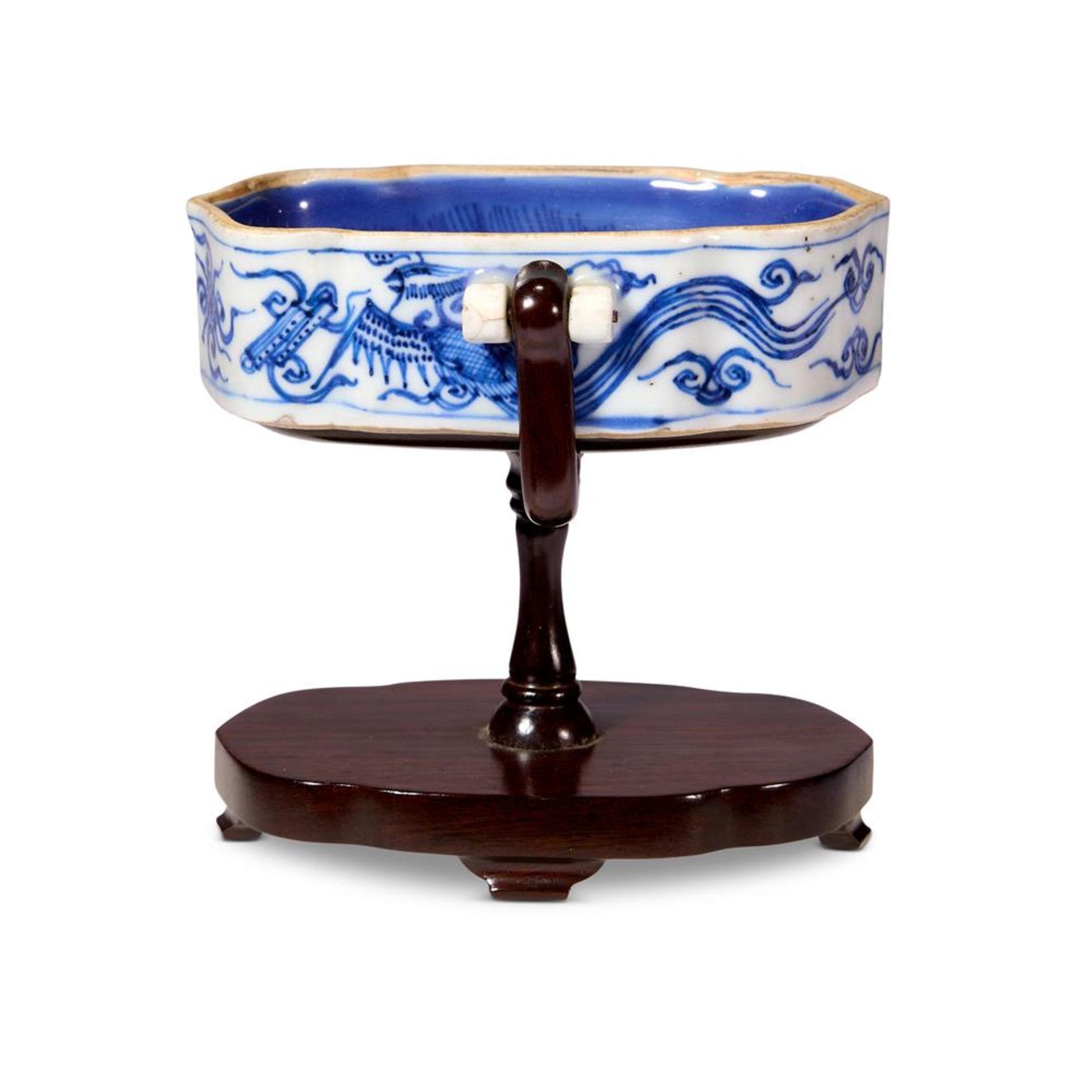 A CHINESE BLUE AND WHITE BIRD FEEDER, MING DYNASTY - Image 2 of 4