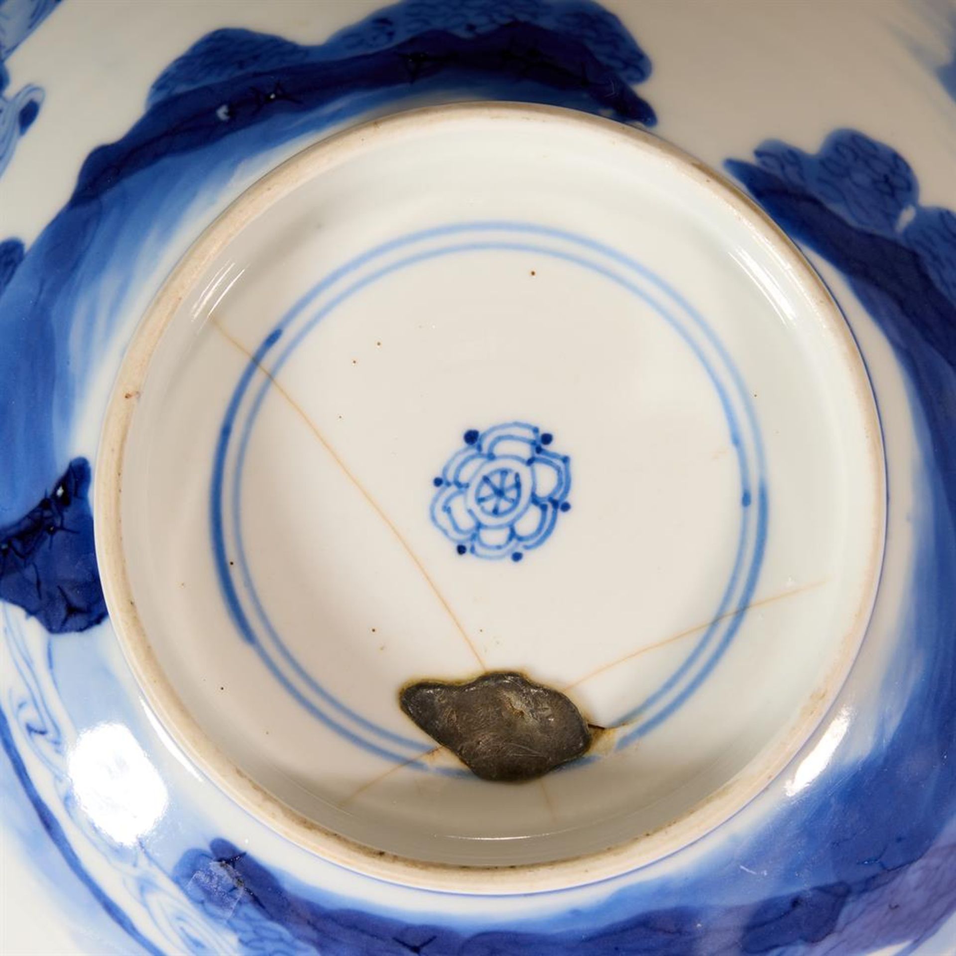 A CHINESE BLUE AND WHITE 'SEVEN SAGES OF THE BAMBOO GROVE' BOWL, QING DYNASTY - Image 3 of 4