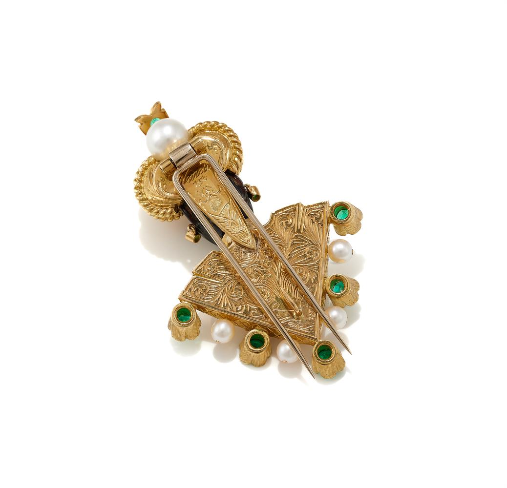 Y NARDI, AN EMERALD, CULTURED PEARL AND TORTOISESHELL 'MORETTO' BROOCH - Image 2 of 2