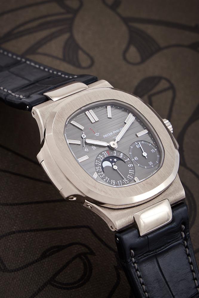 Y PATEK PHILIPPE, NAUTILUS, REF. 5712G-001, AN 18 CARAT WHITE GOLD WRISTWATCH WITH DATE, MOONPHASE A - Image 3 of 4