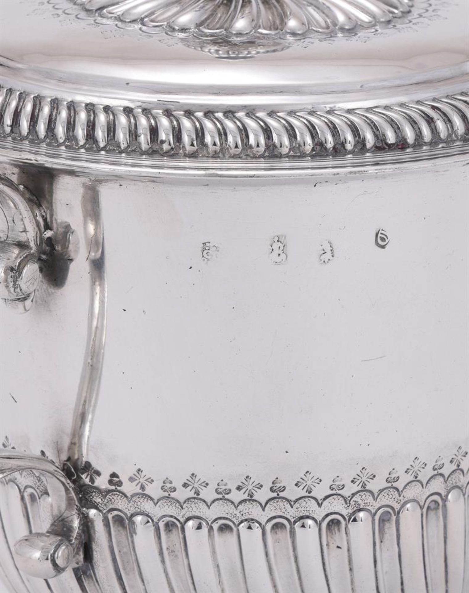 A WILLIAM III SILVER TWIN HANDLED PORRINGER AND COVER - Image 3 of 5