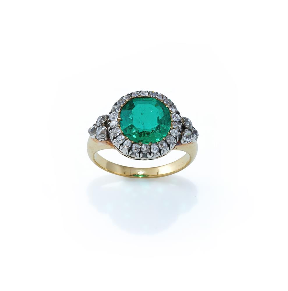 A LATE 19TH CENTURY EMERALD AND DIAMOND CLUSTER RING - Image 2 of 3