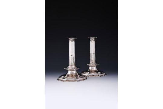 A PAIR OF WILLIAM AND MARY SILVER CANDLESTICKS - Bild 4 aus 4