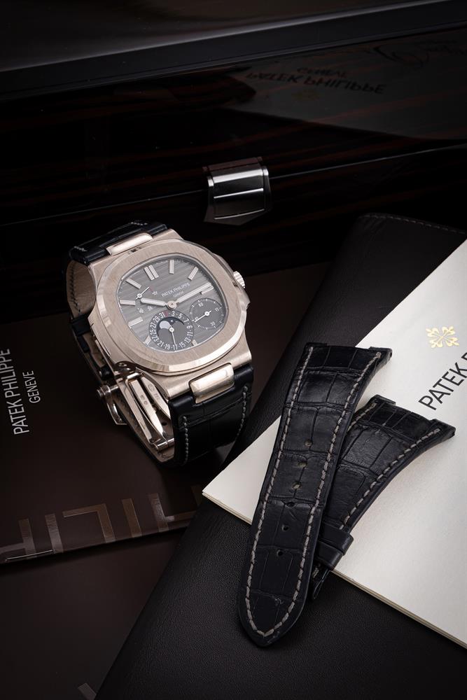 Y PATEK PHILIPPE, NAUTILUS, REF. 5712G-001, AN 18 CARAT WHITE GOLD WRISTWATCH WITH DATE, MOONPHASE A - Image 4 of 4