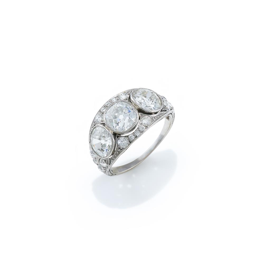 AN ART DECO DIAMOND THREE STONE RING