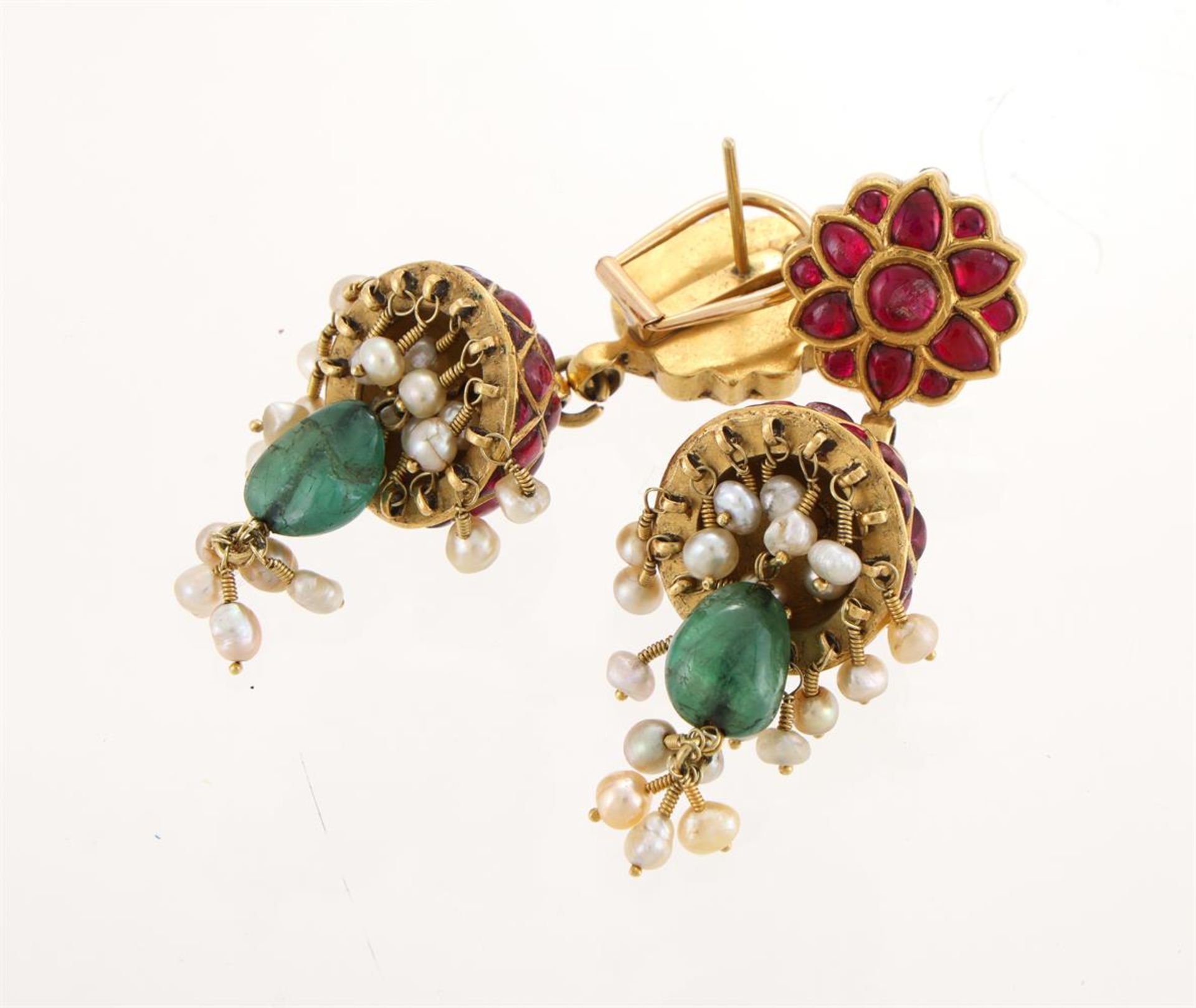 A PAIR OF INDIAN RED STONE, PEARL AND EMERALD KARAN-PHUL EAR PENDANTS - Image 2 of 2