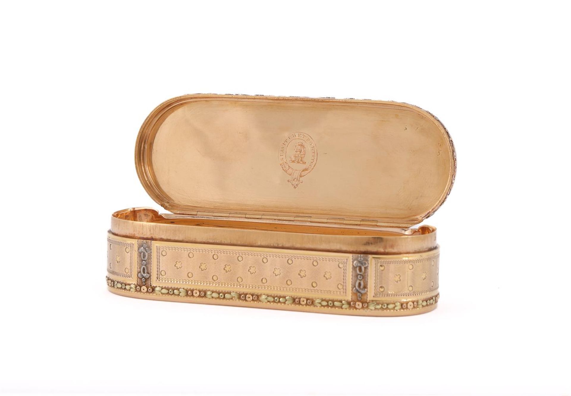 AN EARLY 19TH CENTURY THREE COLOUR GOLD BOX - Image 3 of 3