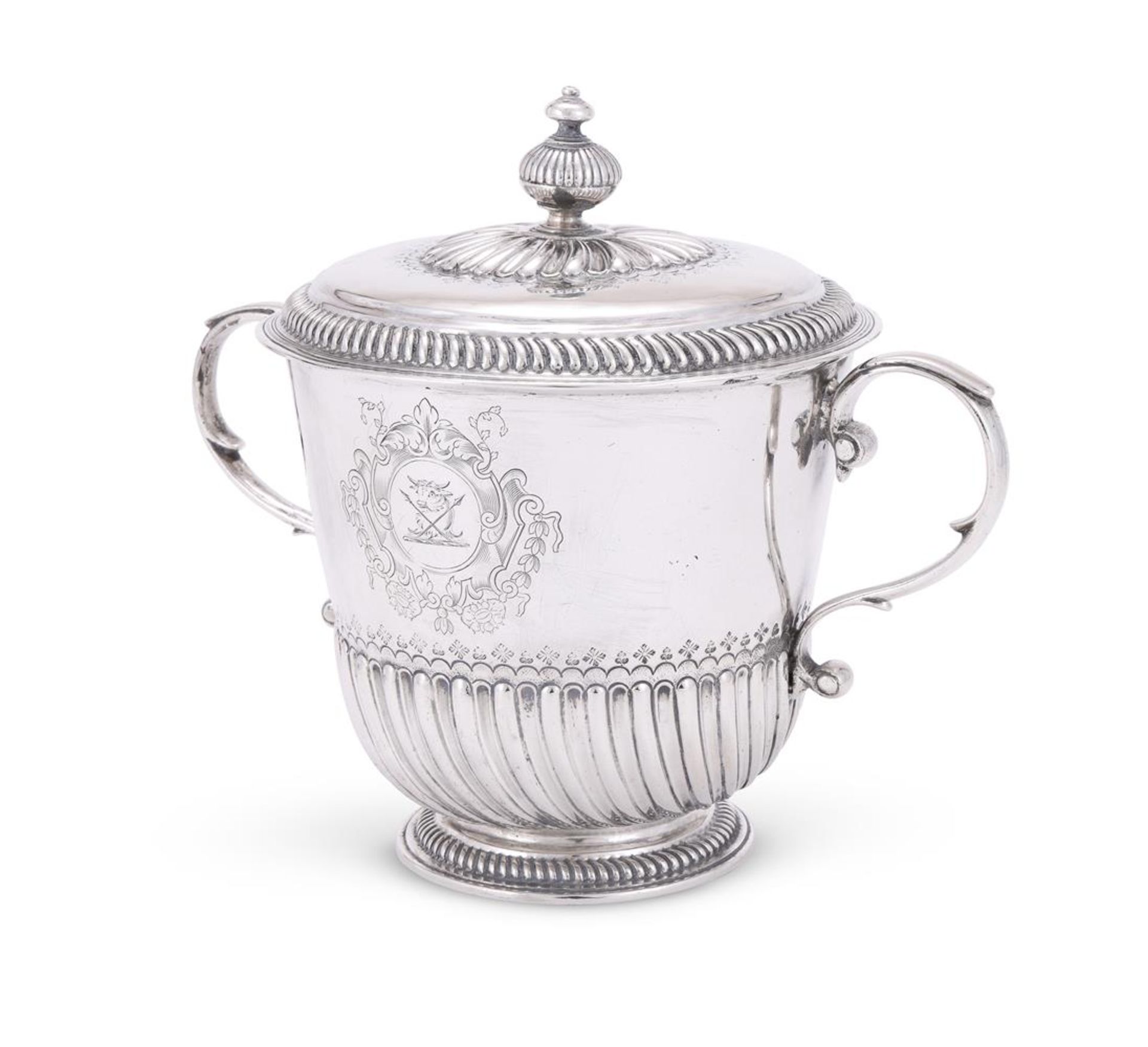 A WILLIAM III SILVER TWIN HANDLED PORRINGER AND COVER - Image 2 of 5