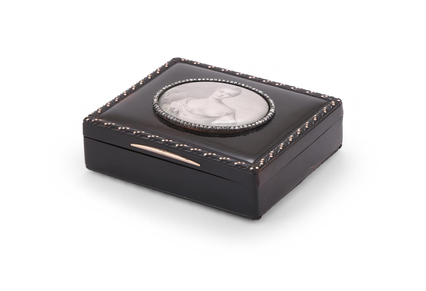 Y A LATE 18TH CENTURY TORTOISESHELL BOX WITH A MINIATURE WITHIN ROSE CUT DIAMOND SURROUND