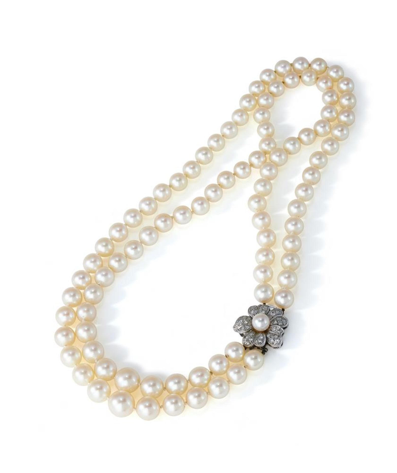 A TWO ROW CULTURED PEARL NECKLACE - Bild 2 aus 2
