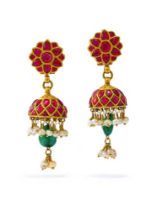 A PAIR OF INDIAN RED STONE, PEARL AND EMERALD KARAN-PHUL EAR PENDANTS