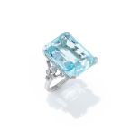 AN AQUAMARINE AND DIAMOND DRESS RING