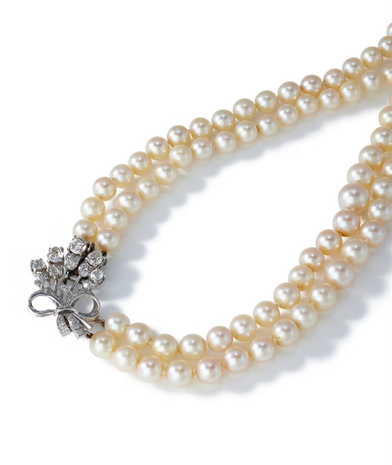 A TWO STRAND CULTURED PEARL AND DIAMOND NECKLACE - Bild 2 aus 2