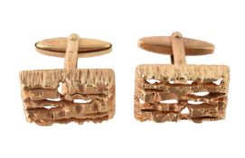 A PAIR OF RECTANGULAR TEXTURED CUFFLINKS