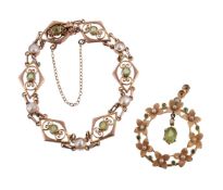 AN EARLY 20TH CENTURY PERIDOT AND BLISTER PEARL BRACELET