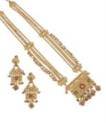 AN INDIAN GOLD AND ENAMEL NECKLACE AND EARRINGS