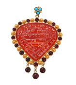 AN AGATE AND GARNET PENDANT