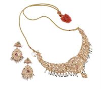 AN INDIAN GOLD EMERALD, PINK SAPPHIRE AND CULTURED FRESHWATER PEARL NECKLACE AND EARRINGS