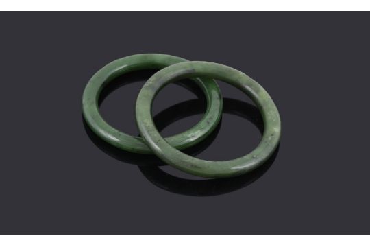 Two Chinese jadeite bangles - Image 2 of 4