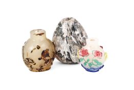 A Chinese carved agate snuff bottle