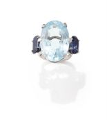 AN AQUAMARINE AND SAPPHIRE THREE STONE RING