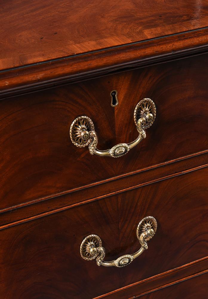 A GEORGE III FIGURED MAHOGANY CHEST OF DRAWERS, CIRCA 1780 - Image 5 of 5
