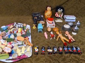 2 trays of collectables