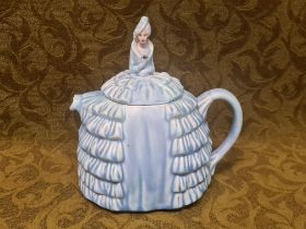 "Ye Daintee Ladyee" teapot 20cm tall