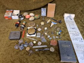 Tray of assorted collectables