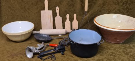 Mixed kitchenalia