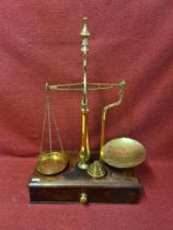 Set Victorian brass balance scales