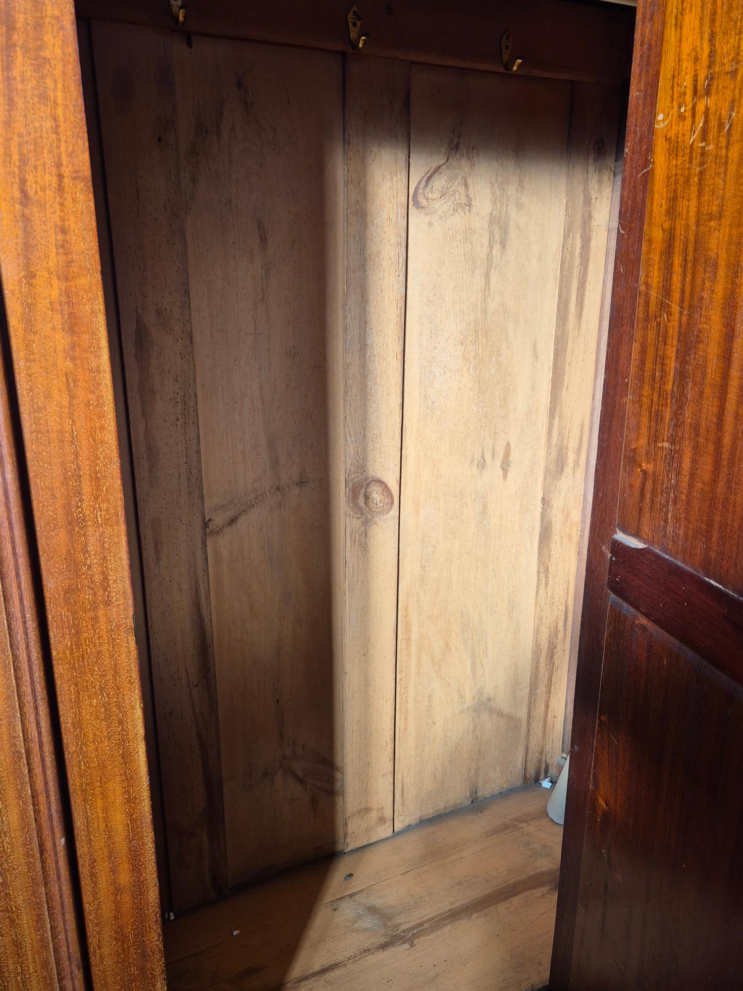 Victorian mahogany round corner single door wardrobe - Image 3 of 4