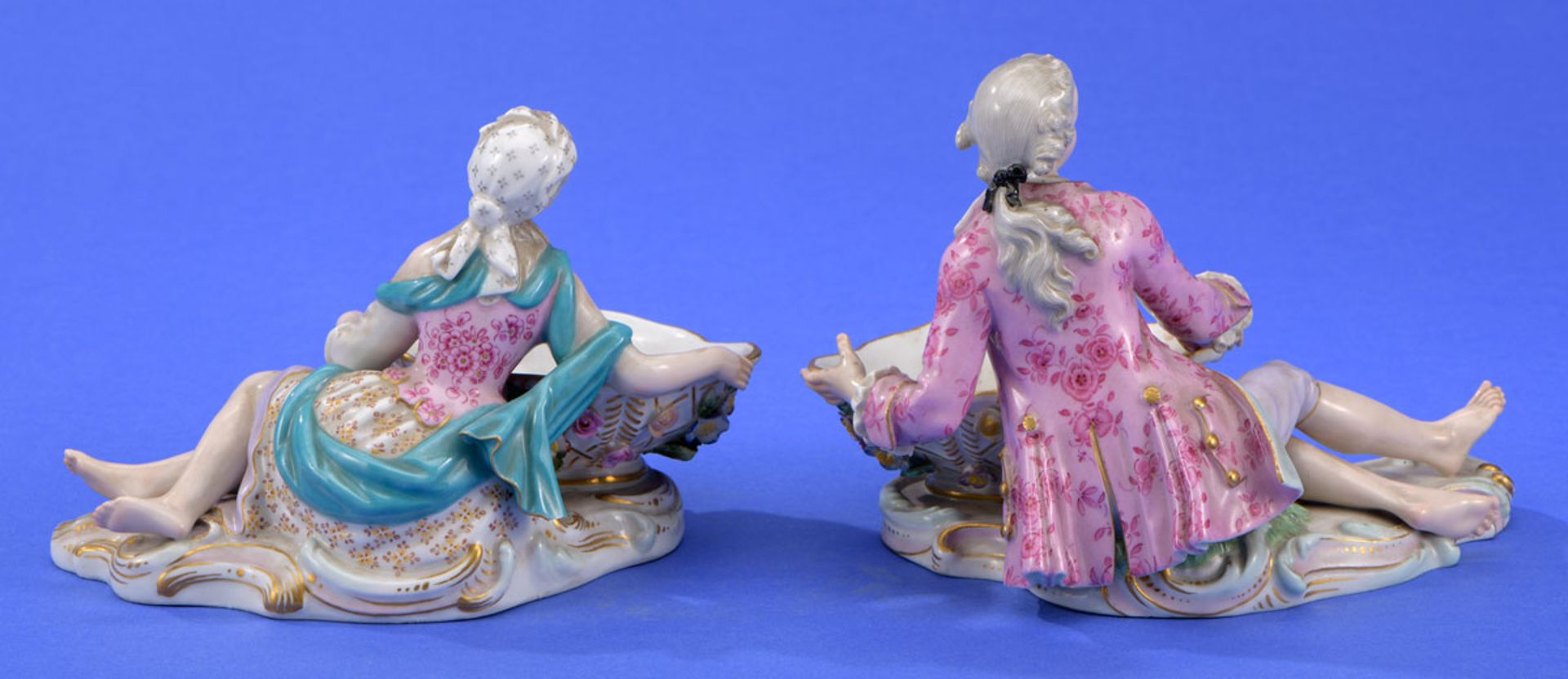 Ein Paar lagernder Rokokofiguren mit Gewürzschalen   Meissen 19. Jhdt. - Bild 2 aus 2