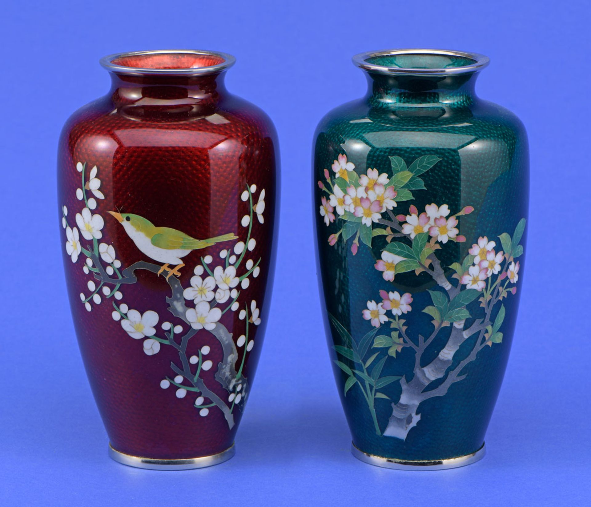 Ein Paar feiner Emaille-Vasen, H 19 cm. Guter Zustand.
