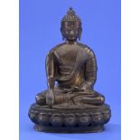 Buddha auf Lotussockel, Bronze. H 39,5 cm.