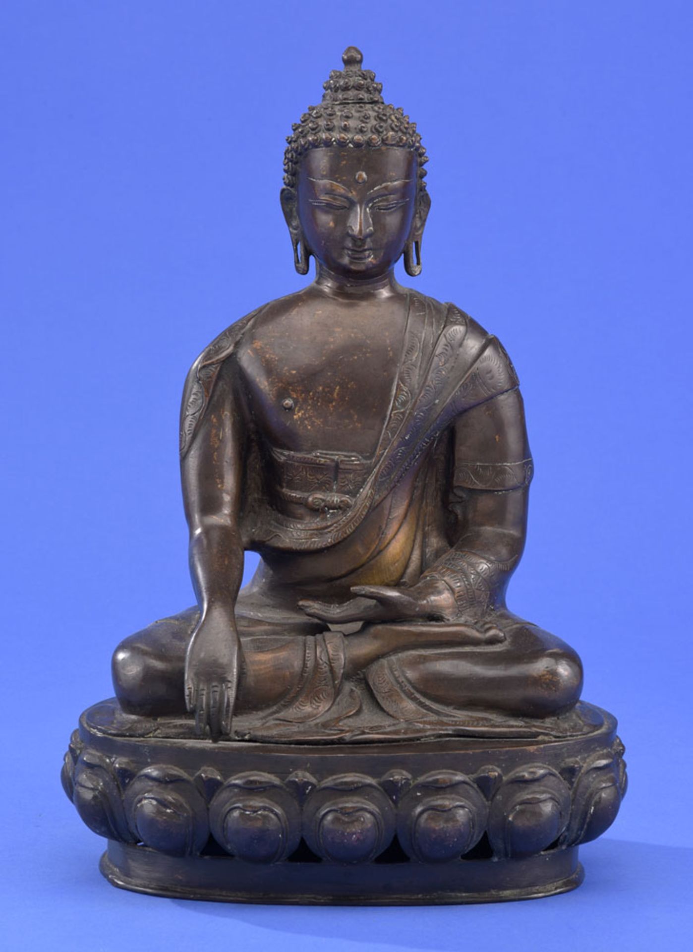 Buddha auf Lotussockel, Bronze. H 39,5 cm.