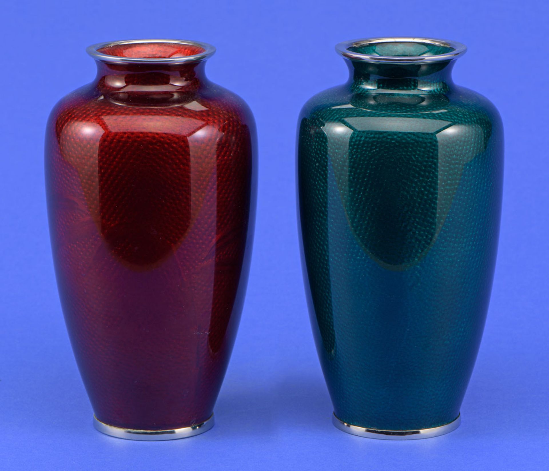 Ein Paar feiner Emaille-Vasen, H 19 cm. Guter Zustand. - Bild 2 aus 2