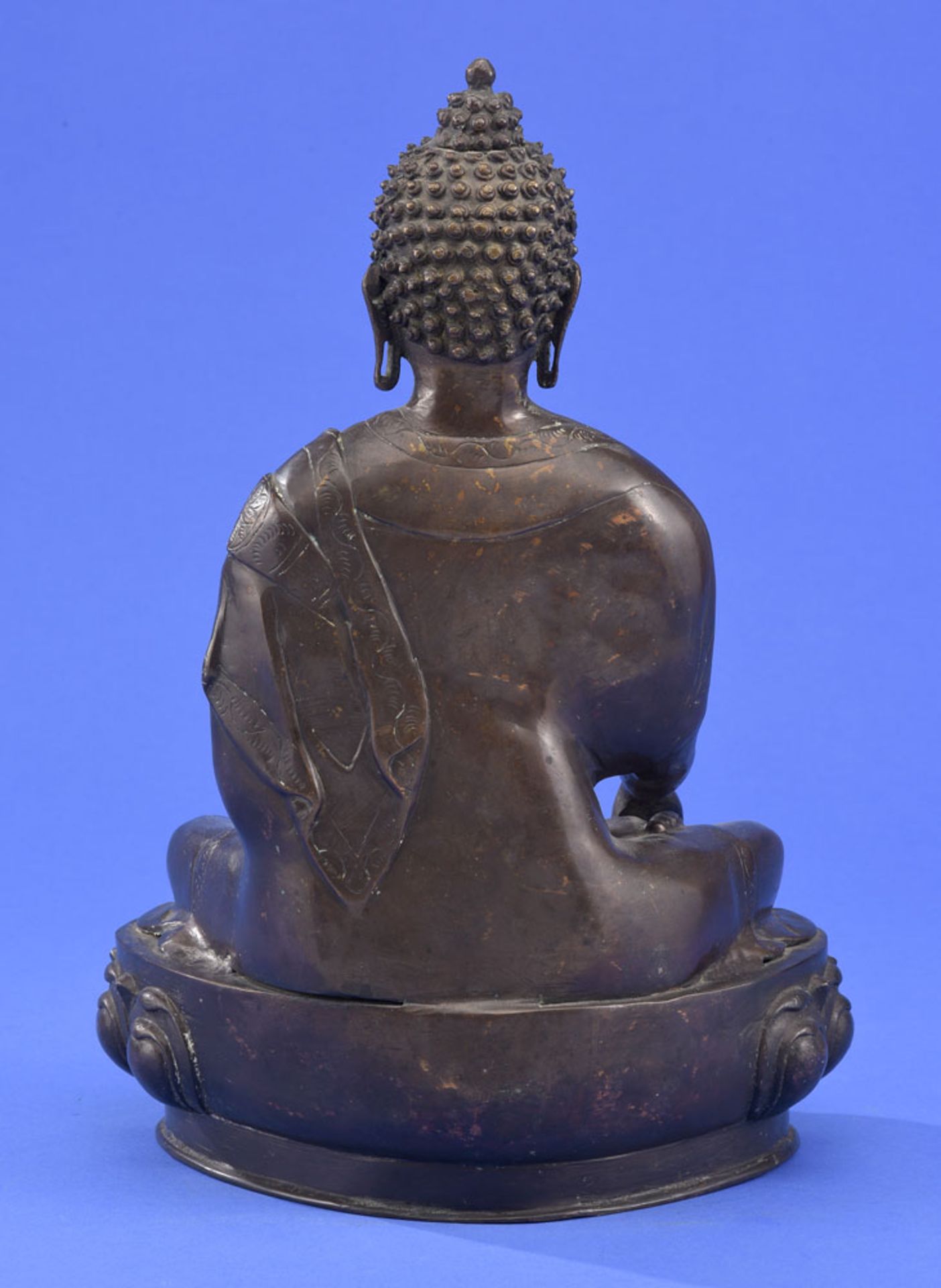 Buddha auf Lotussockel, Bronze. H 39,5 cm. - Image 2 of 3