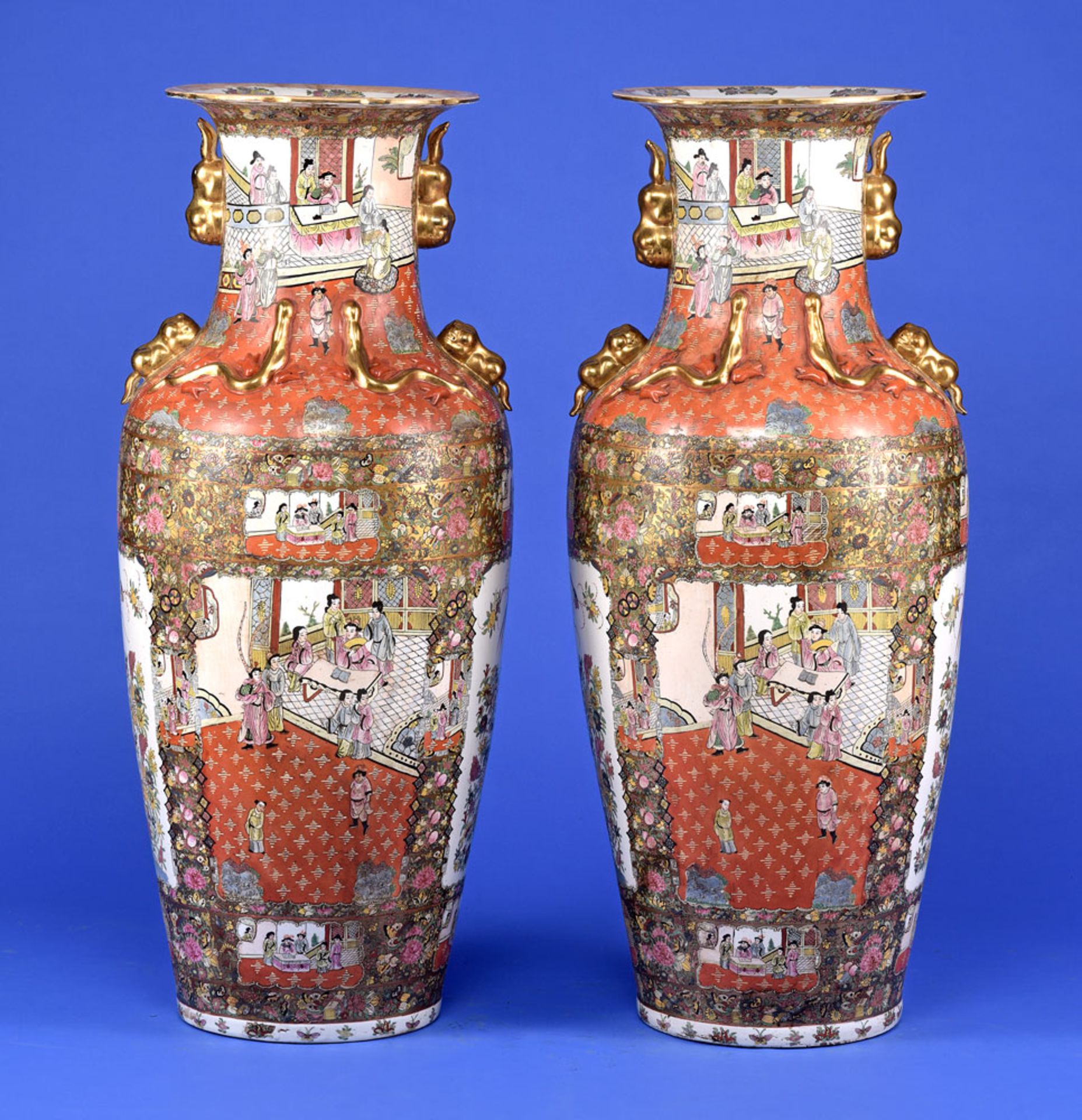 Ein Paar großer Vasen