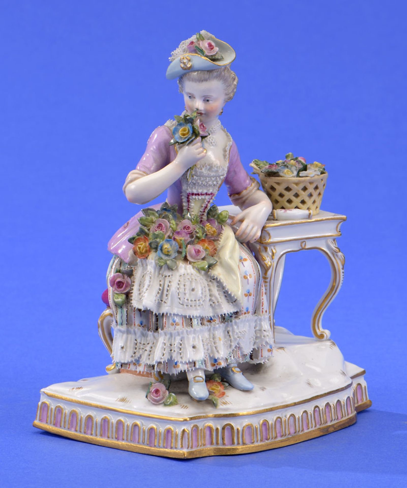 Sitzende mit Blumenstrauß   Meissen 19. Jhdt.